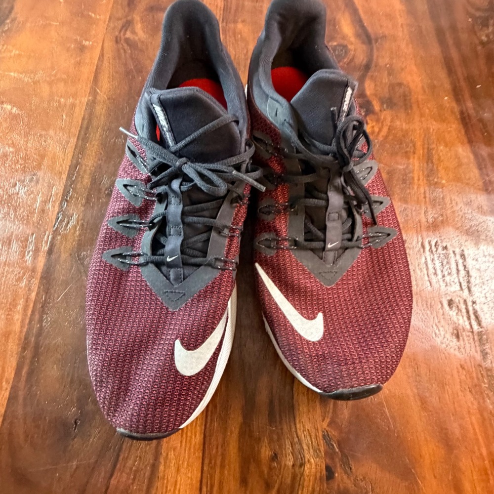Nike Quest Mens 10.5 Running Shoes Burgundy Black White AA7403-600 Sneaker